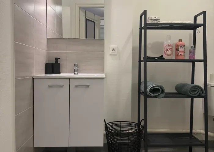 Proche Republique Et Drapeau Apartment